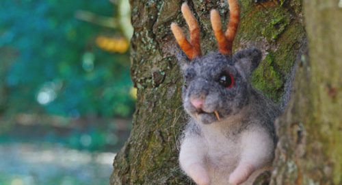 Junger Wolpertinger im Herbstwald